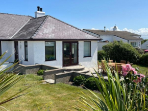 Spacious Bungalow with sea views 'West Wind���